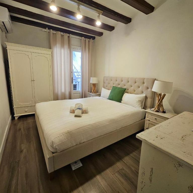 Five Room Family Flat Near Ramblas - Apartment with Balcony - 3