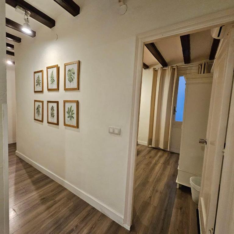 Five Room Family Flat Near Ramblas - Apartment with Balcony - 35