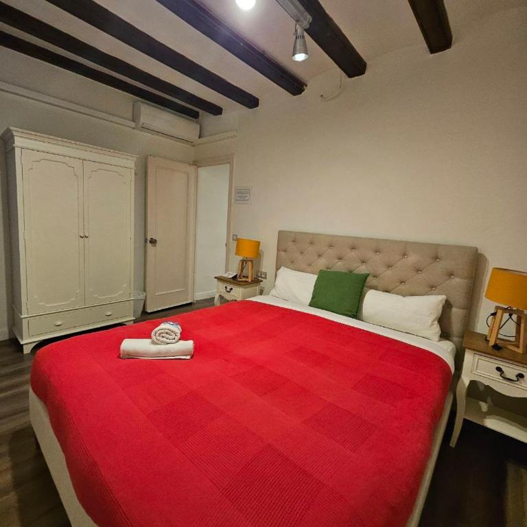 Five Room Family Flat Near Ramblas - Apartment with Balcony - 12