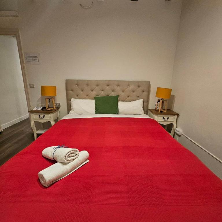 Five Room Family Flat Near Ramblas - Apartment with Balcony - 13