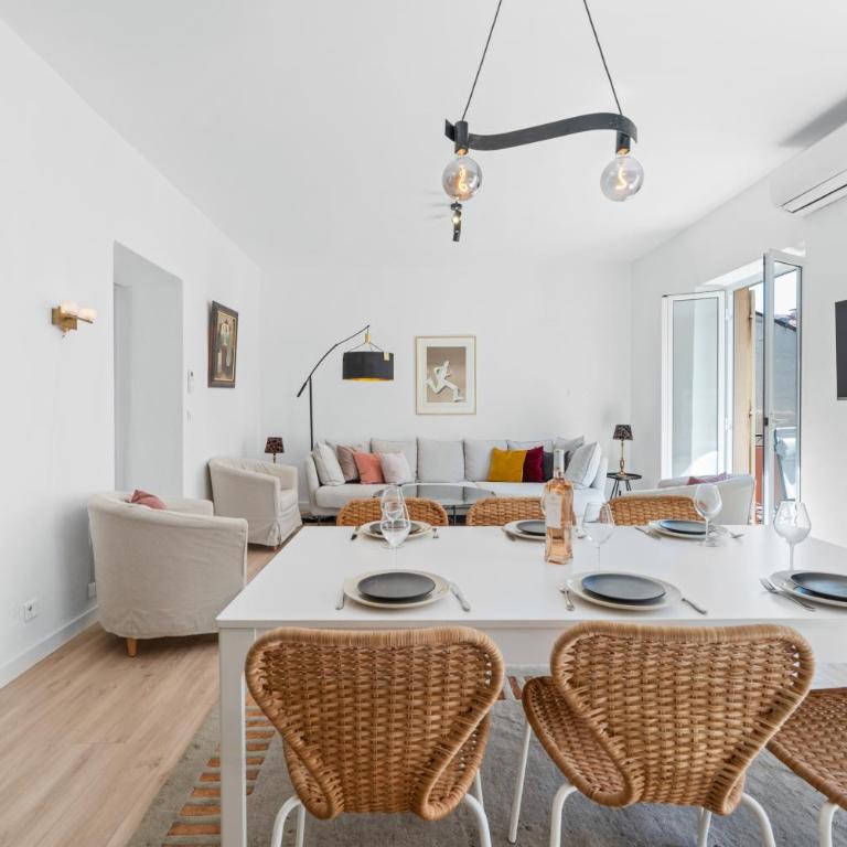 Le Botta, spacieux appartement famillial, centre ville de Menton, jardins Biovès, à 5 minutes de la mer - Two-Bedroom Apartment - 1