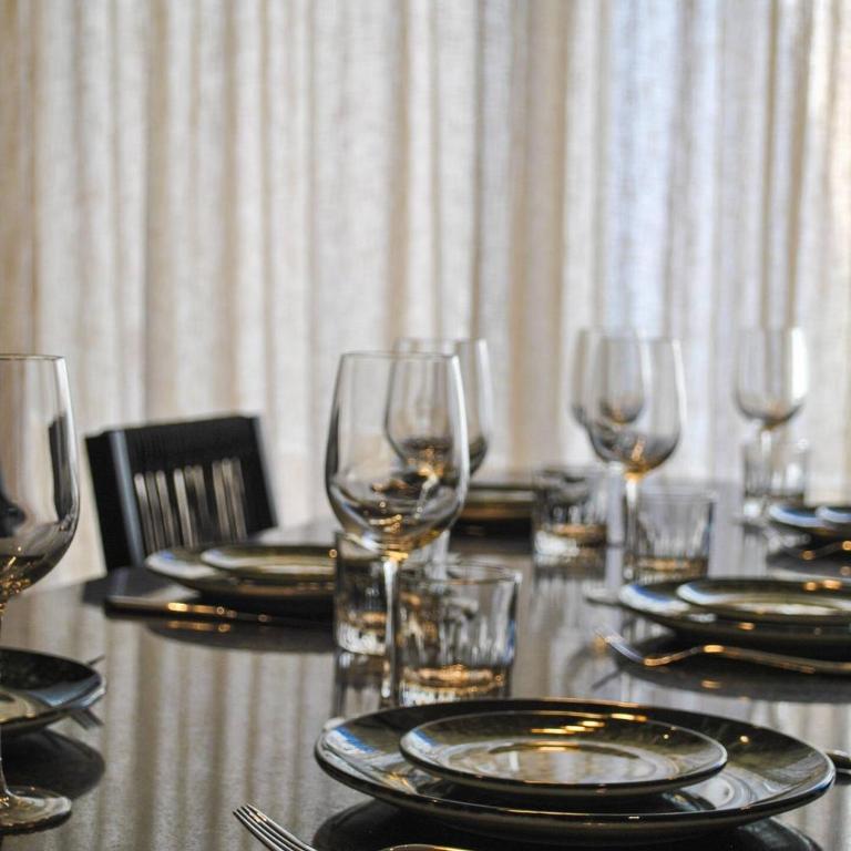 Upscale Condo Perfect Location - Apartment - 7