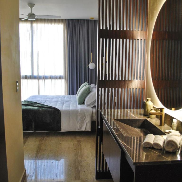 Upscale Condo Perfect Location - Apartment - 23