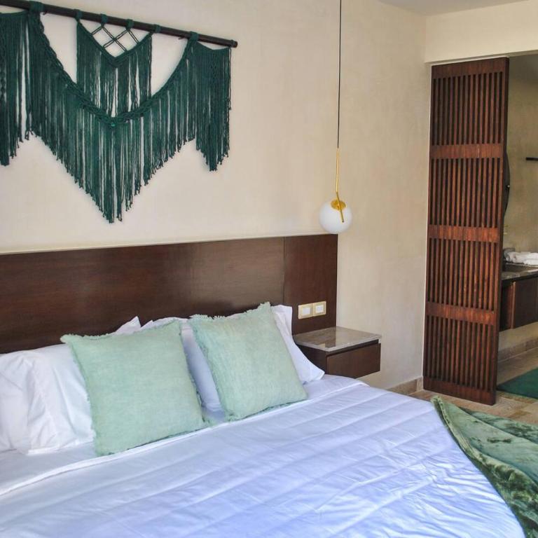 Upscale Condo Perfect Location - Apartment - 15