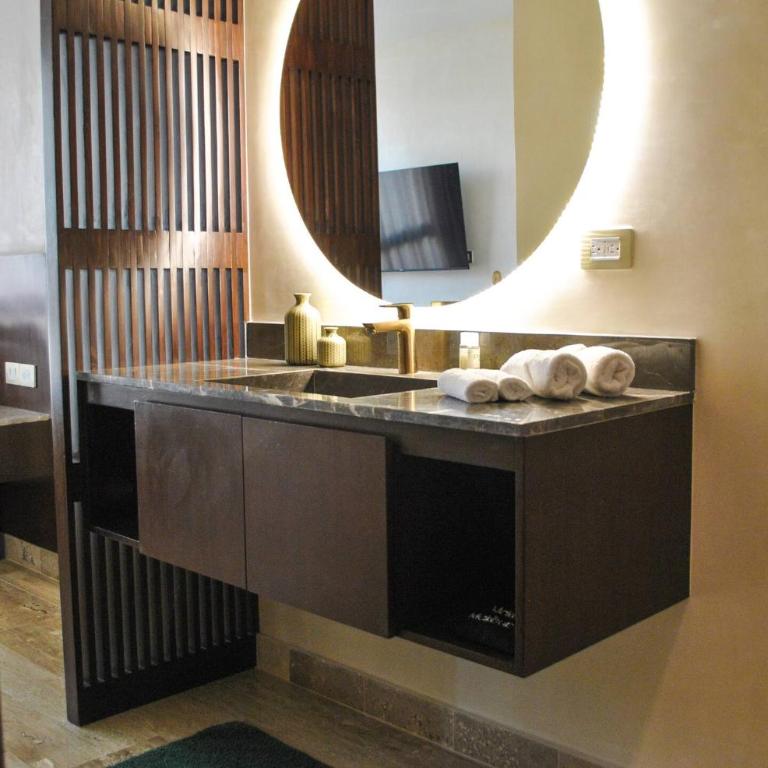 Upscale Condo Perfect Location - Apartment - 19