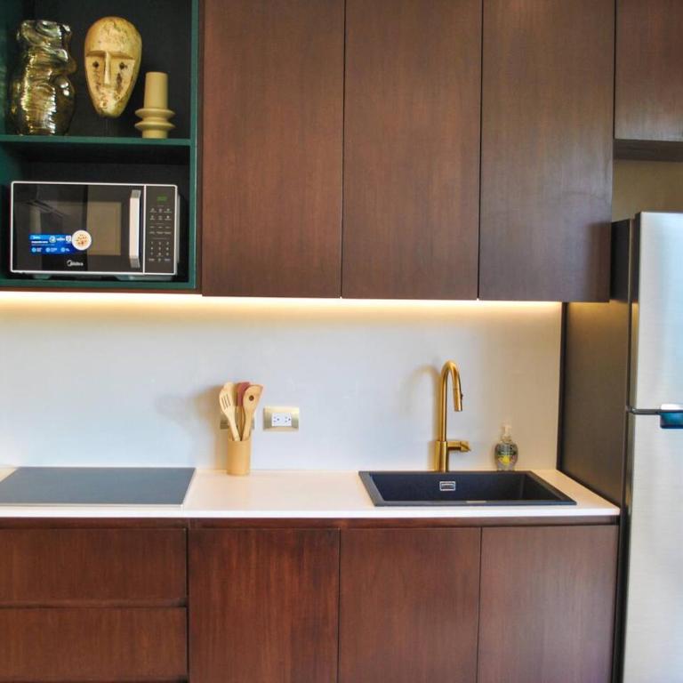 Upscale Condo Perfect Location - Apartment - 9