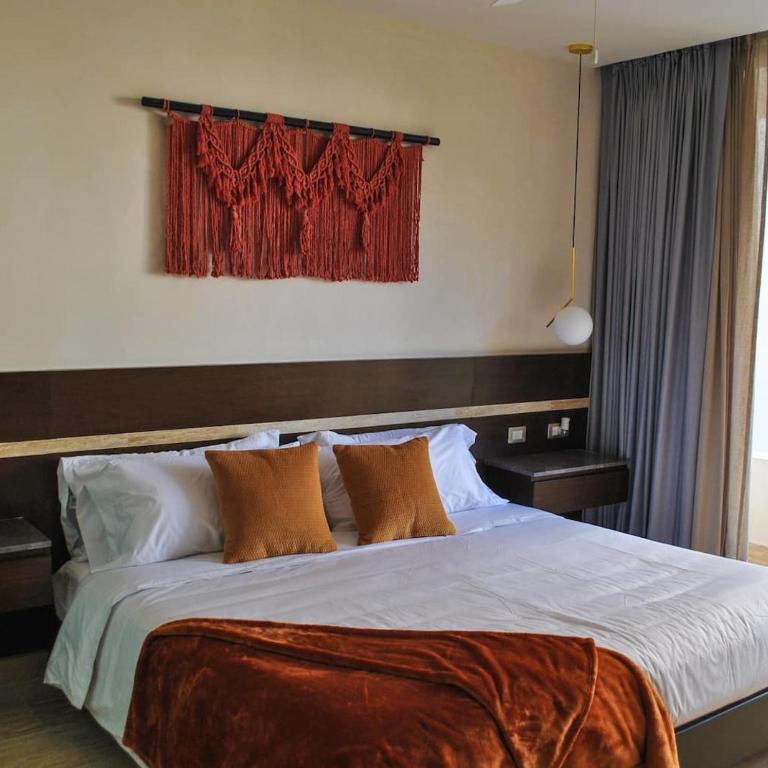 Upscale Condo Perfect Location - Apartment - 27