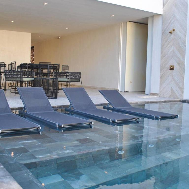 Upscale Condo Perfect Location - Apartment - 37