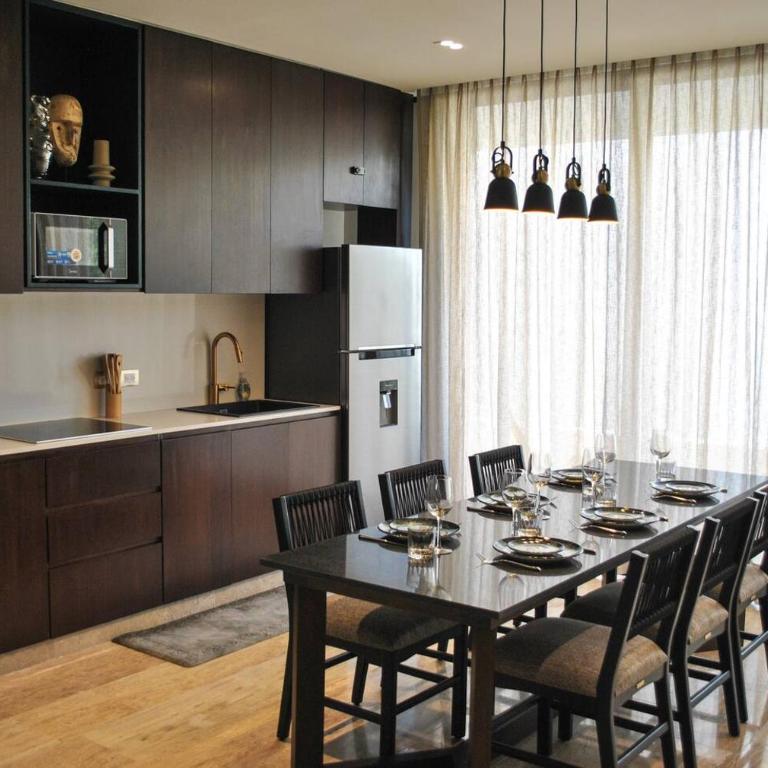 Upscale Condo Perfect Location - Apartment - 3