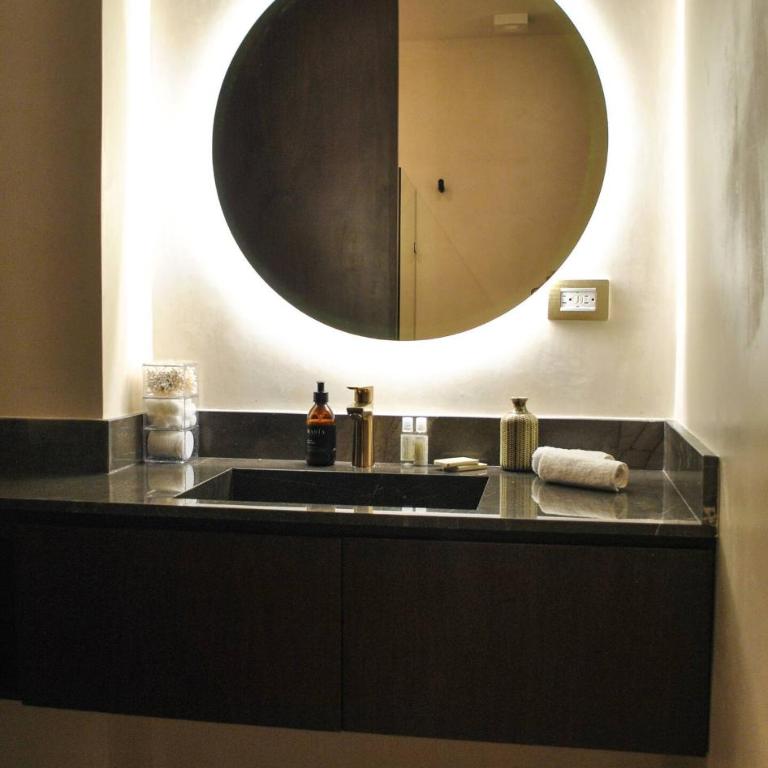 Upscale Condo Perfect Location - Apartment - 21