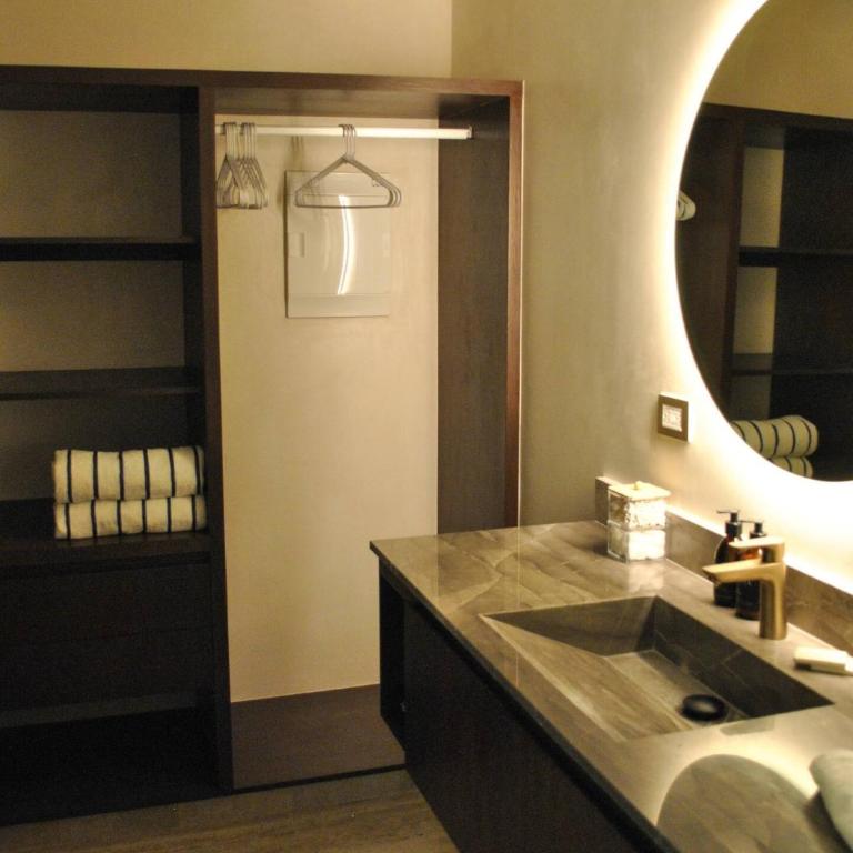 Upscale Condo Perfect Location - Apartment - 35
