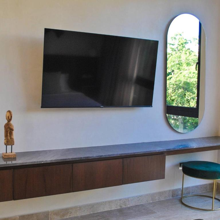 Upscale Condo Perfect Location - Apartment - 12