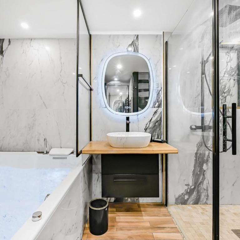 Jacuzzi & Balneotherapy for a passionate couple - Appartamento con 1 Camera da Letto - 3