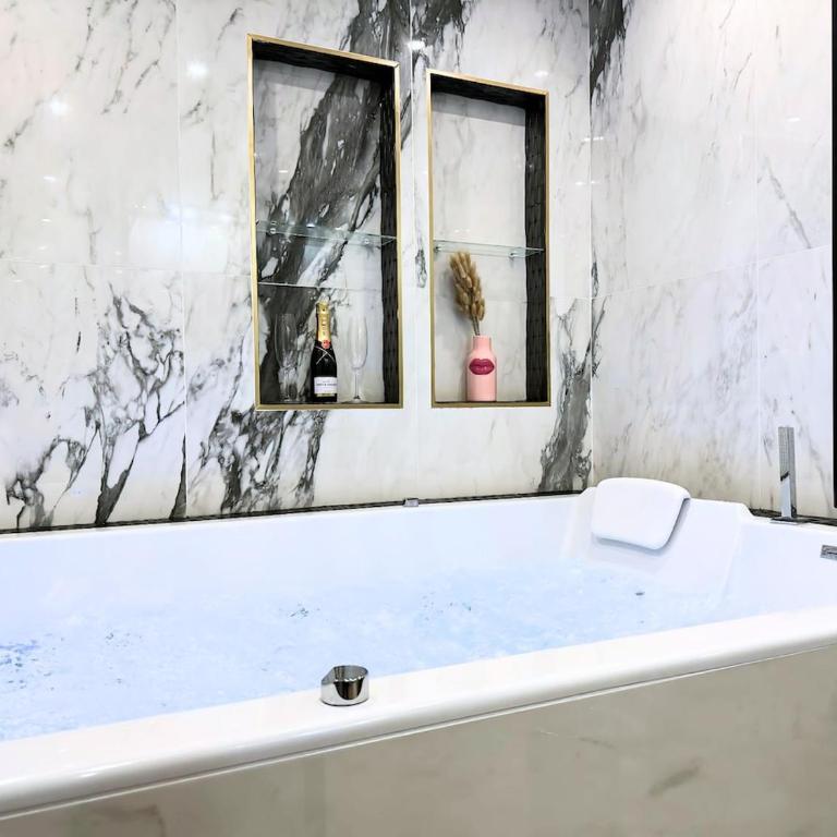 Jacuzzi & Balneotherapy for a passionate couple - Appartamento con 1 Camera da Letto - 12