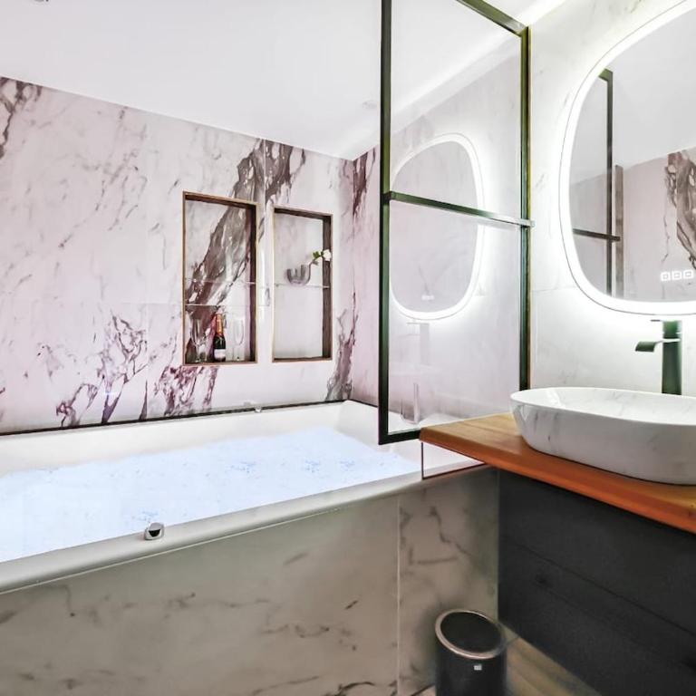 Jacuzzi & Balneotherapy for a passionate couple - Appartamento con 1 Camera da Letto - 16