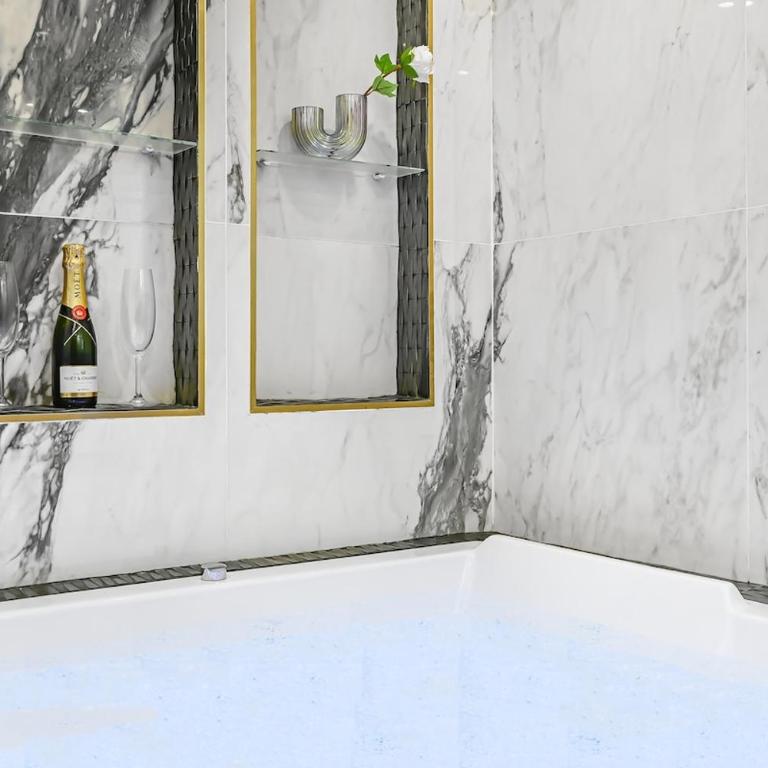 Jacuzzi & Balneotherapy for a passionate couple - Appartamento con 1 Camera da Letto - 21