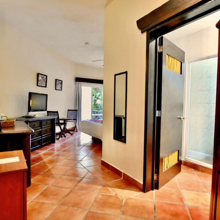 Riviera del Sol Amazing King Size Junior Suite 305 - King Suite - 6