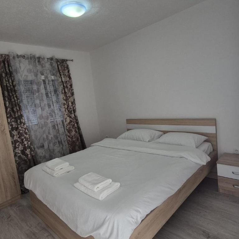 Villa Mediteran - Three-Bedroom Apartment with Balcony - 12