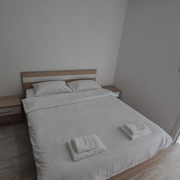 Villa Mediteran - Three-Bedroom Apartment with Balcony - 11