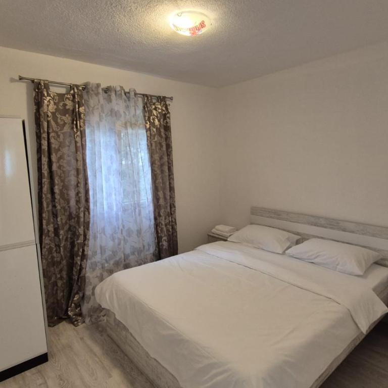 Villa Mediteran - Three-Bedroom Apartment with Balcony - 10