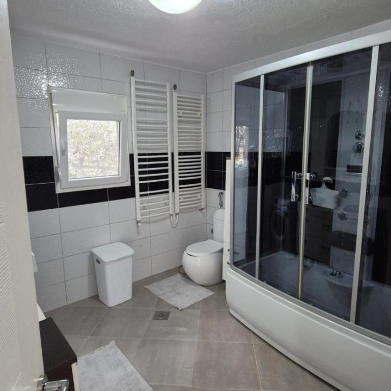 Villa Mediteran - Three-Bedroom Apartment with Balcony - 8