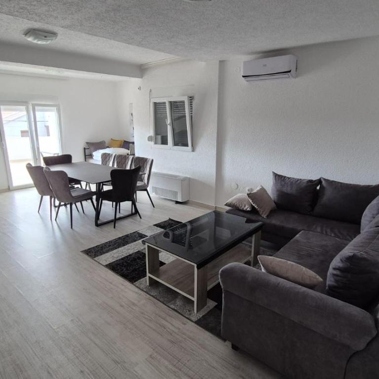 Villa Mediteran - Three-Bedroom Apartment with Balcony - 7