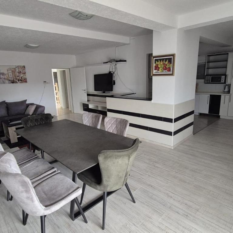 Villa Mediteran - Three-Bedroom Apartment with Balcony - 5