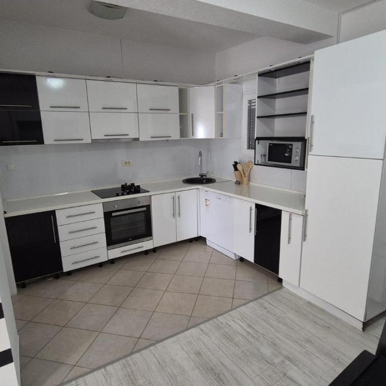Villa Mediteran - Three-Bedroom Apartment with Balcony - 4
