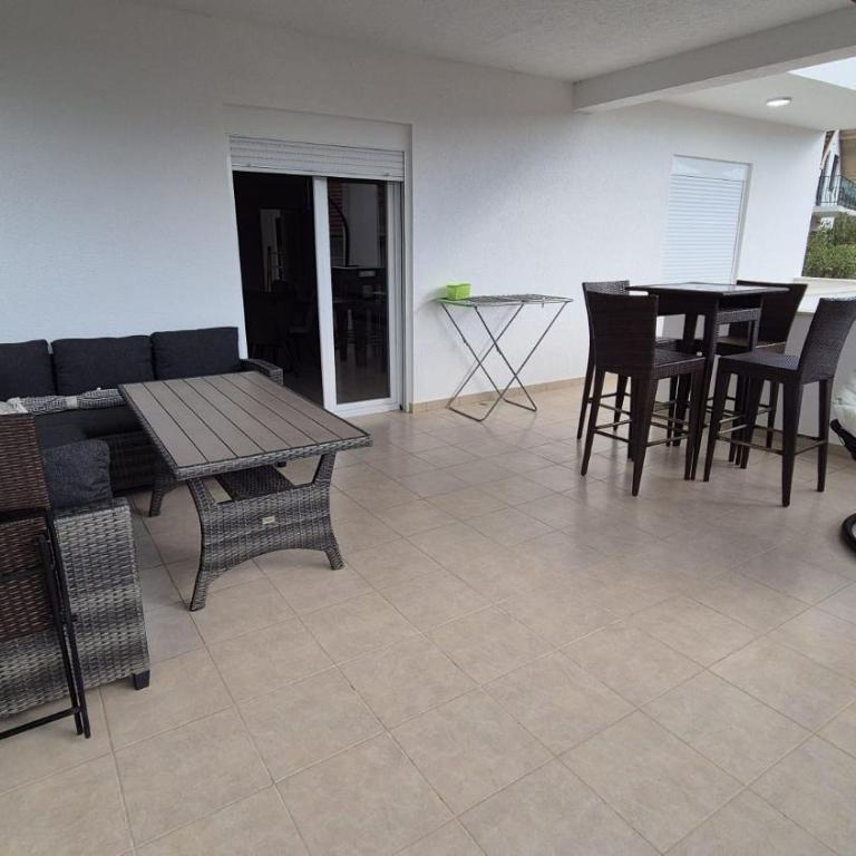 Villa Mediteran - Three-Bedroom Apartment with Balcony - 3