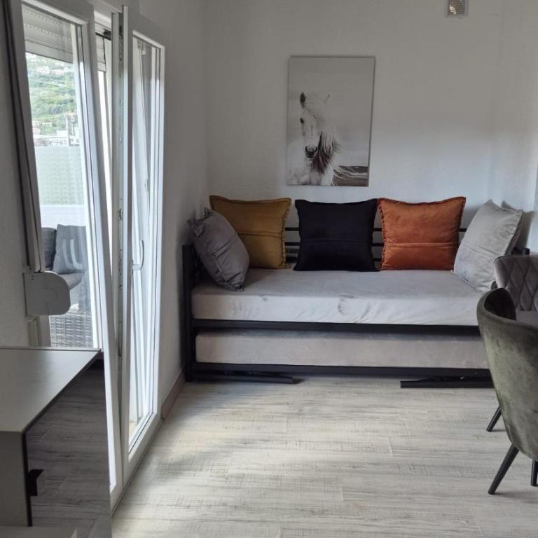 Villa Mediteran - Three-Bedroom Apartment with Balcony - 2