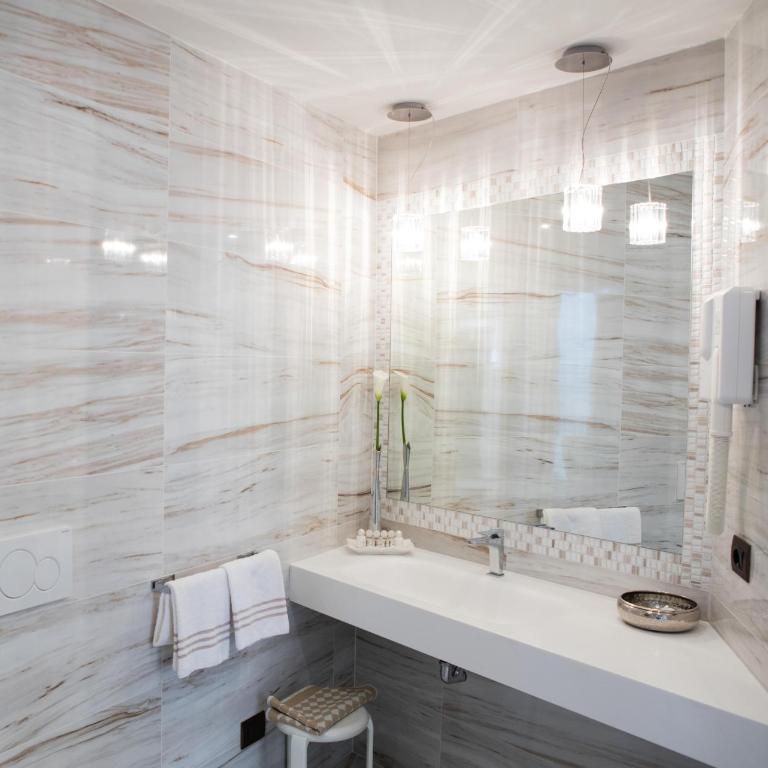 Hotel Vittorio - Suite Platinum con Terrazza e Vista Lago - 3
