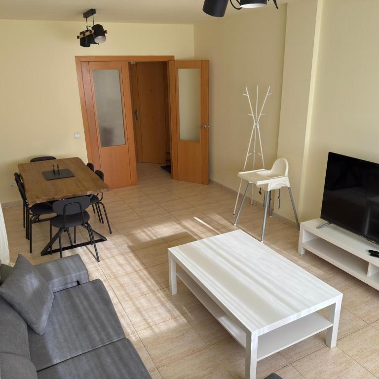 COZY MODERN 3 Bedroom Apartment - Three-Bedroom Apartment - High Floor - 4