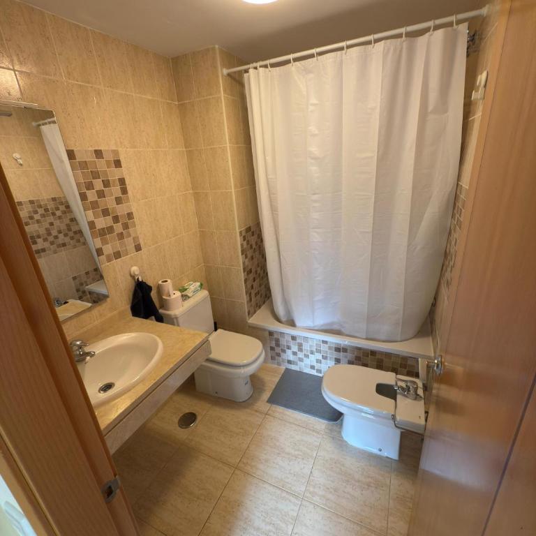 COZY MODERN 3 Bedroom Apartment - Three-Bedroom Apartment - High Floor - 5
