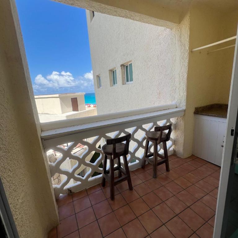 Cancun plaza frente al mar - Studio with Pool View - 5