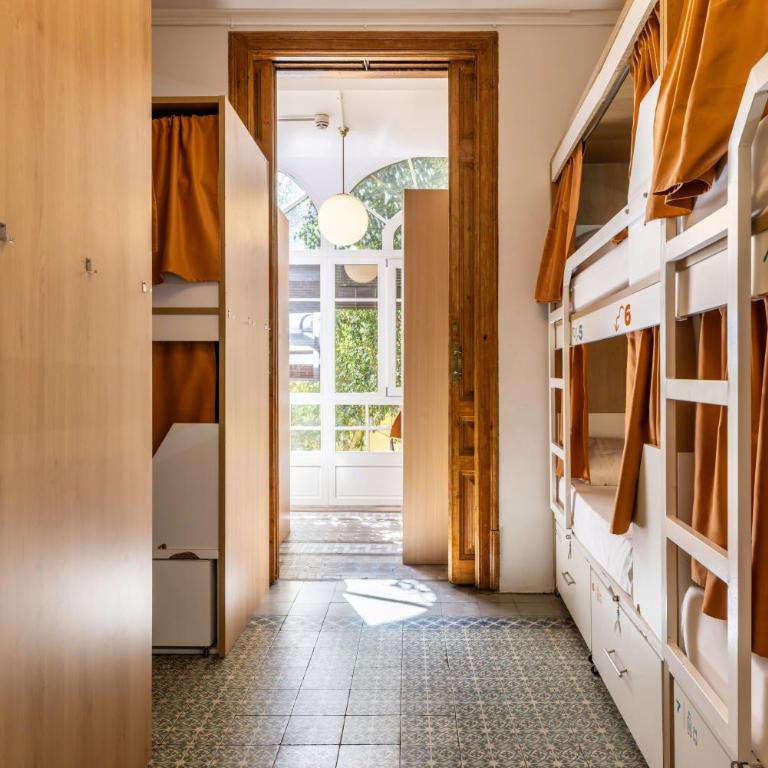 The Loft House Barcelona - Bed in 12-Bed Mixed Dormitory Room - Shared Bathroom - 3