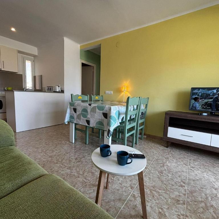 Apartamento Calella 4: Cerca del Mar, Mascotas Bienvenidas - ES-323-80 - Apartment - 3