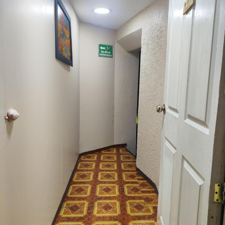 Hostal Latitud Ecuem - Habitación Cuádruple con balcón - 1