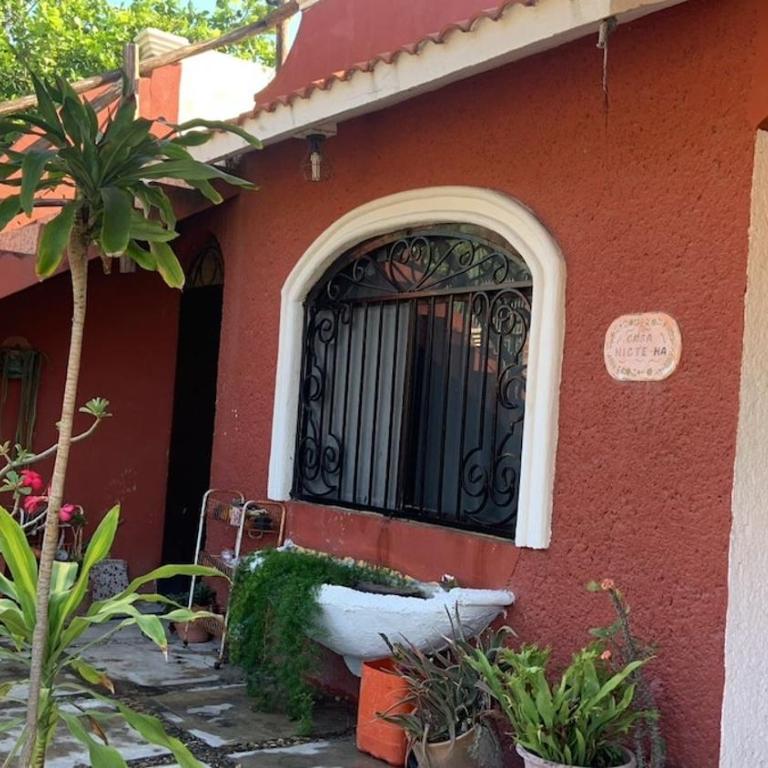 Accommodation in Cancun with a pool, TV, Wi-Fi, and AC - Three-Bedroom House - 3