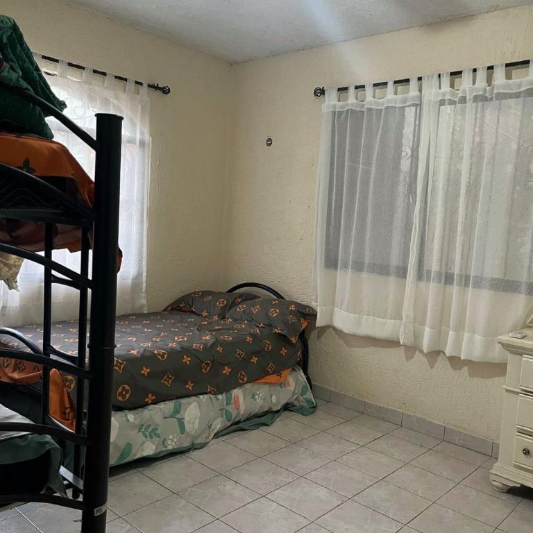 Accommodation in Cancun with a pool, TV, Wi-Fi, and AC - Three-Bedroom House - 4