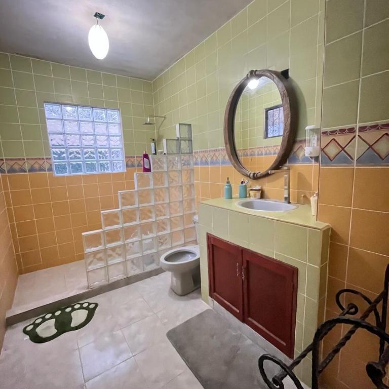 Accommodation in Cancun with a pool, TV, Wi-Fi, and AC - Three-Bedroom House - 9