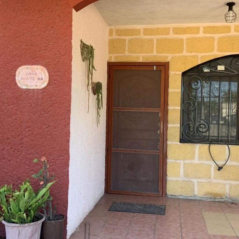 Accommodation in Cancun with a pool, TV, Wi-Fi, and AC - Three-Bedroom House - 10