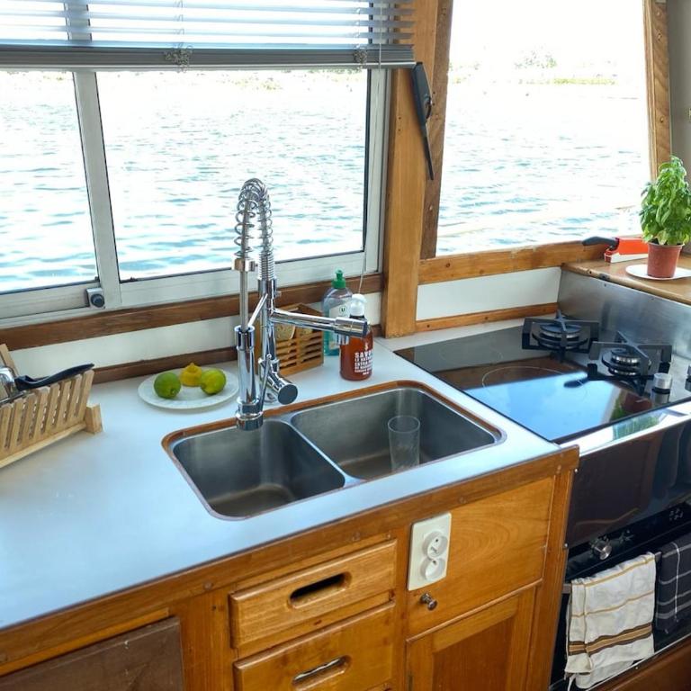 Nuit insolite a bord d un bateau - Mobile Home - 11