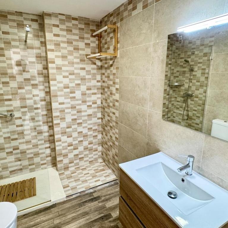 A 2 min de la playa Tren directo Nuevo y cómodo - Apartamento de 1 Dormitorio con balcón y vistas a la ciudad - 3