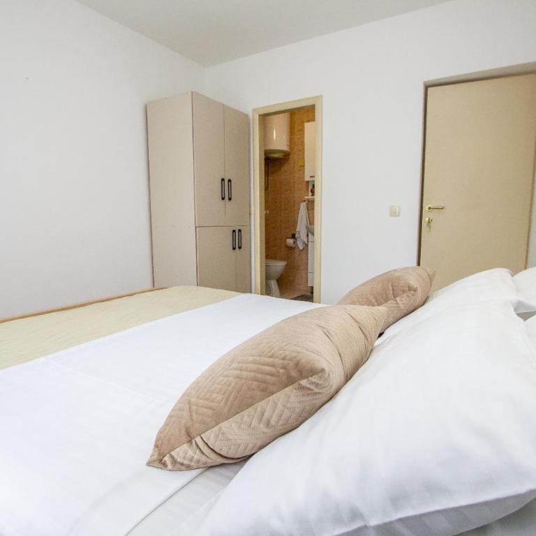 Apartments Ardura - Double Room with Balcony - 4