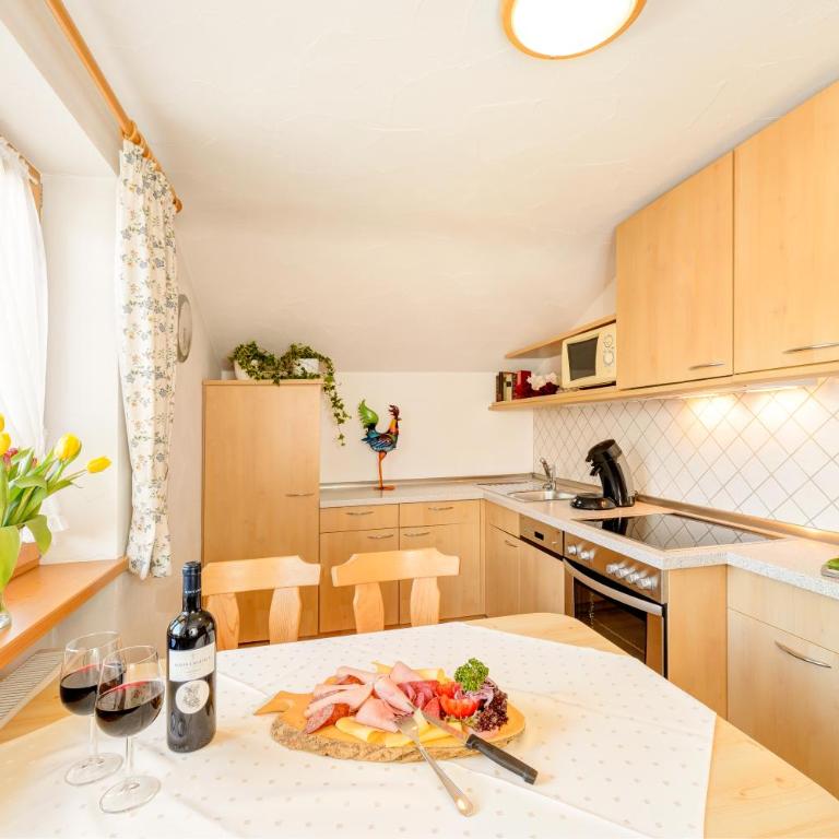 "Ferienwohnung Anna" - Annehmlichkeiten von 4-Sterne Familien-und Wellnesshotel Viktoria können mitgenutzt werden - Apartment mit Balkon - 2