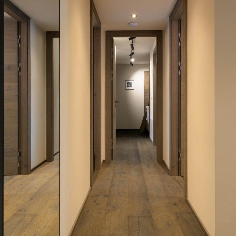 LIVALPIN Suite - Three-Bedroom Apartment with Balcony and Mountain View - 46