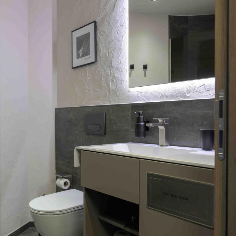 LIVALPIN Suite - Three-Bedroom Apartment with Balcony and Mountain View - 34