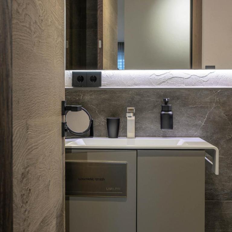 LIVALPIN Suite - Three-Bedroom Apartment with Balcony and Mountain View - 33