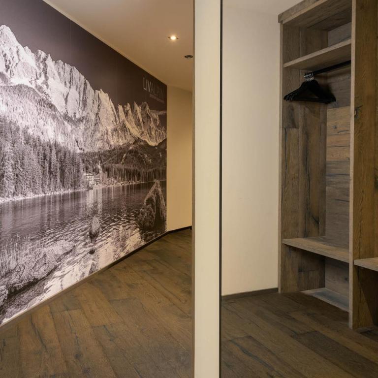LIVALPIN Suite - Three-Bedroom Apartment with Balcony and Mountain View - 42
