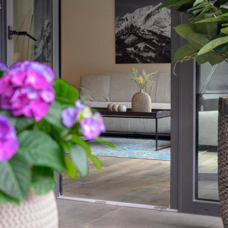 LIVALPIN Suite - Three-Bedroom Apartment with Balcony and Mountain View - 41